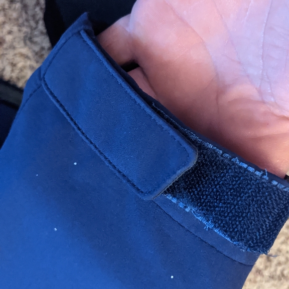 Awesome light weight patagonia jacket. - Picture 4 of 6